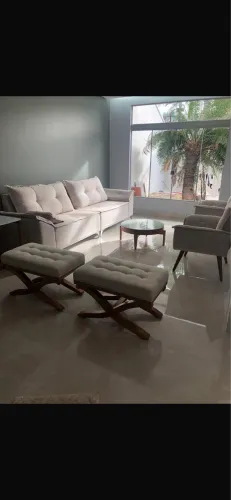 Banco em madeira estofado