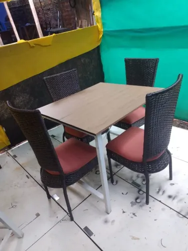 mesa com 4 cadeiras
