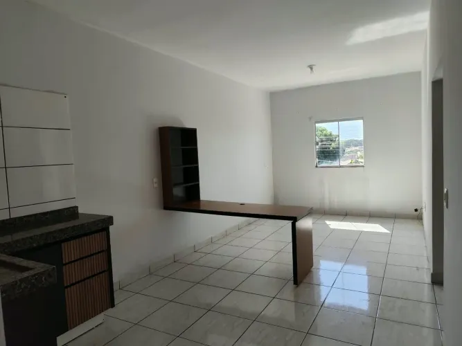 Aluga se apartamento 2 quartos, garagem, portão eletrônico, área de serviço .