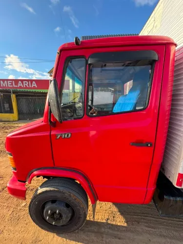 Caminhão mb710 com Baú