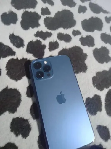 iPhone 12 Pro Max 256 gb azul, tem um trinco na tela mas não interfere nada