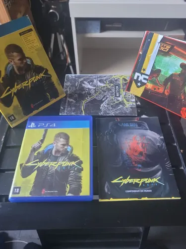 Jogo Cyberpunk 2077 - PS4 Mídia Física (Completo com Extras)