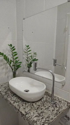 Vendo 1 pia de louça , bancada, torneira de inox e um espelho