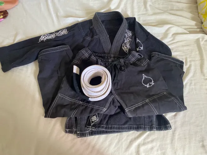 KIMONO INFANTIL BLACK ACE + FAIXA BRANCA 220 reais