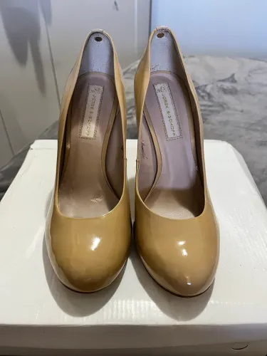 Scarpin verniz nude meia pata, bico arredondado - Jorge Bischoff