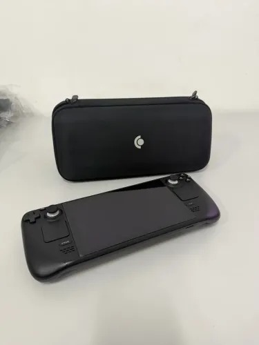 Vendo Steam Deck LCD 512gb - Semi Novo Detalhe na carcaça perto no analógico
