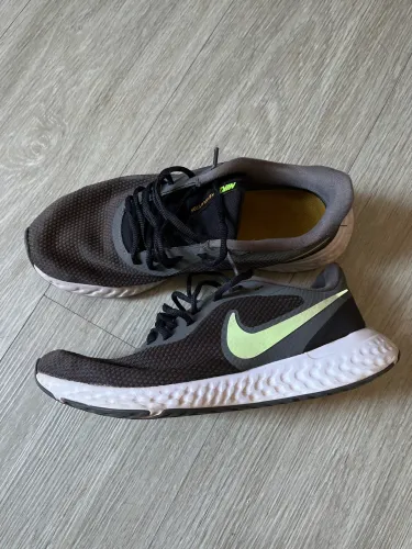 Tênis Nike Revolution