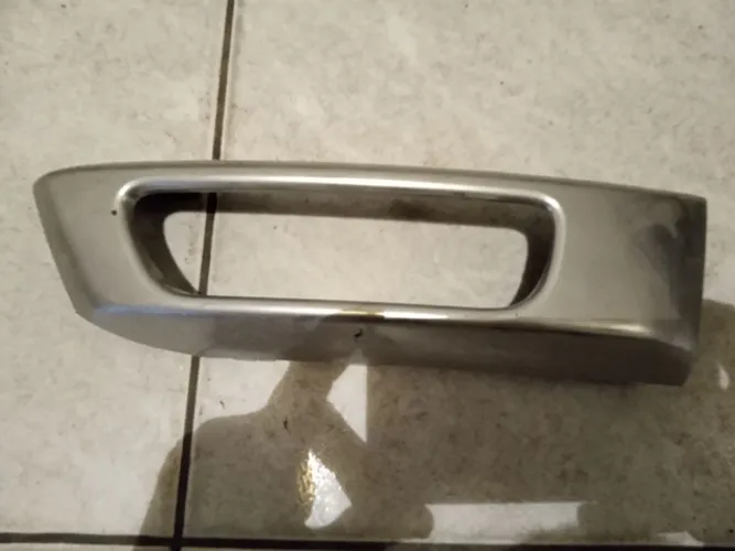 Moldura de farol de milha lado esquerdo range Rover sport 2014