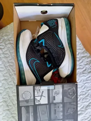 Nike LeBron 7 Red Carpet