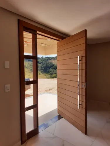Porta Pivotante com vitrôs laterais