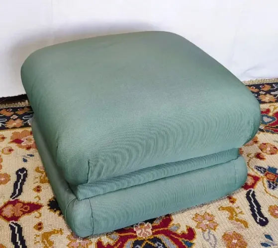 Antigo e Confortável Puff Retrô estrutura madeira forrada Tecido verde lavável *Descriçâo