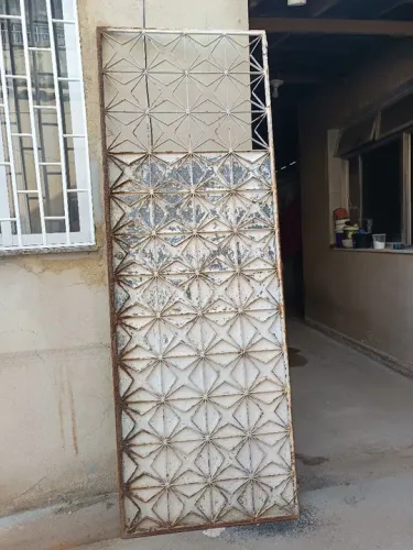 BAIXA DE PREÇO!!! Portão de ferro com design clássico - MEDIDA: 0,79 x 2,24