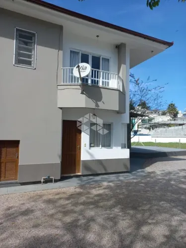 Casa com 03 quartos/dormitórios no bairro Pedra Branca, em Palhoça- SC