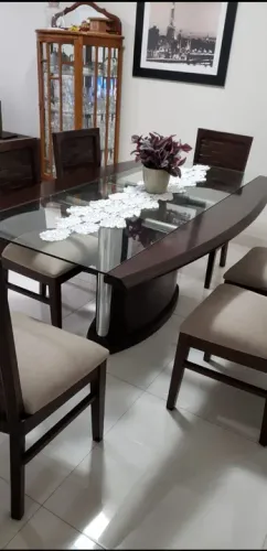 Mesa de jantar retangular.