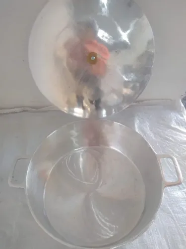 Panela de alumínio batido número 60 faz 10 kg de arroz 