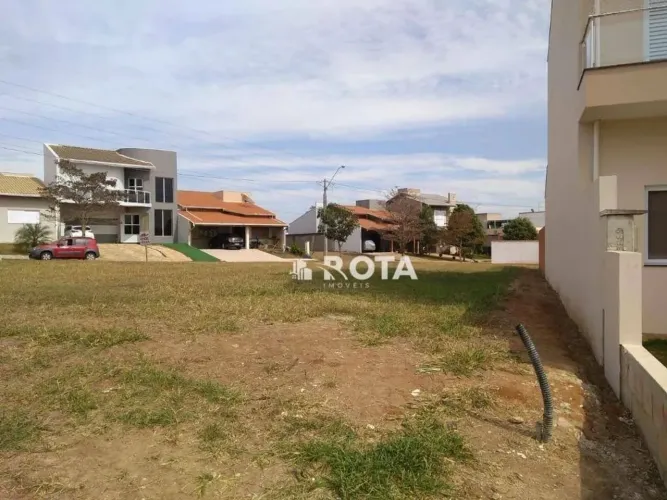 Terreno plano, amplo com 511m² , pronto para construir, em condomínio fechado.
