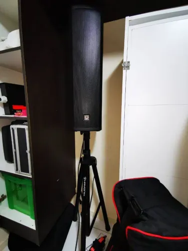 Caixa ativa Turbosound ip300 600watts rms