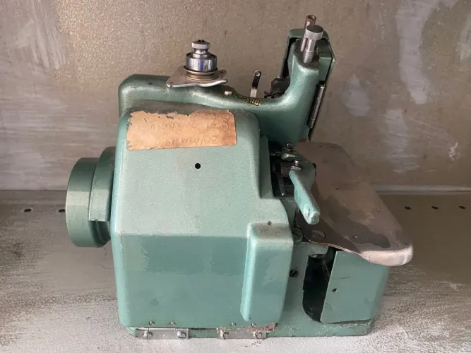 Máquina de costura overloque
