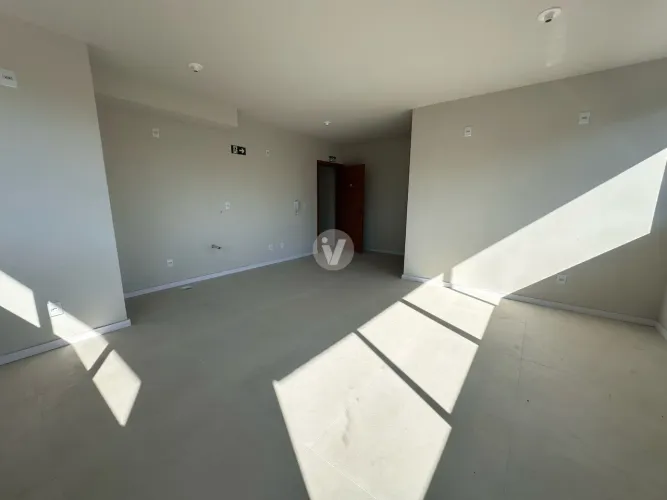 Sala comercial à venda, localizada entre as faixas, no centro de Camobi!