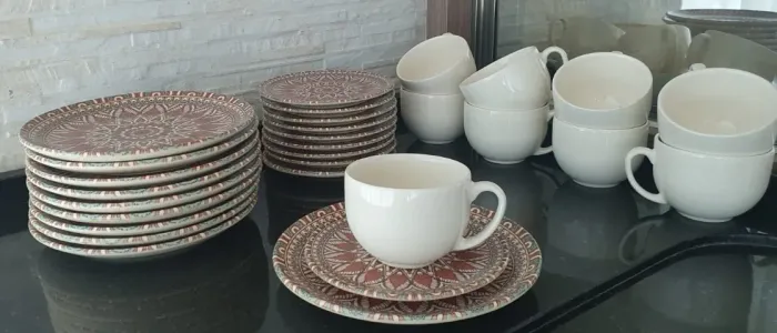 Conjunto de xícaras, pires e pratos de sobremesa, com 12 unidades de cada.
