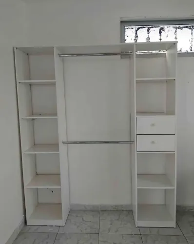 Closet semi novo