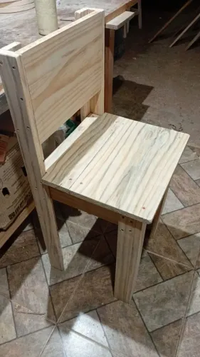 Cadeiras em madeira natural