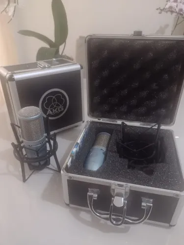 2 Microfones AKG Perception 220 (P220) - Profissional |