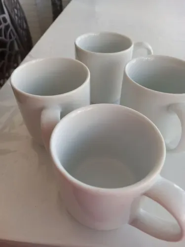 4 CANECAS COR TODA BRANCA VALOR 30 OBS NAO FAÇO ENTREGAS