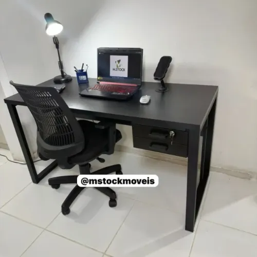 Mesa com 2 gavetas 1,35 x 0,60m na cor preta com pés reforçado e tampo de 30mm