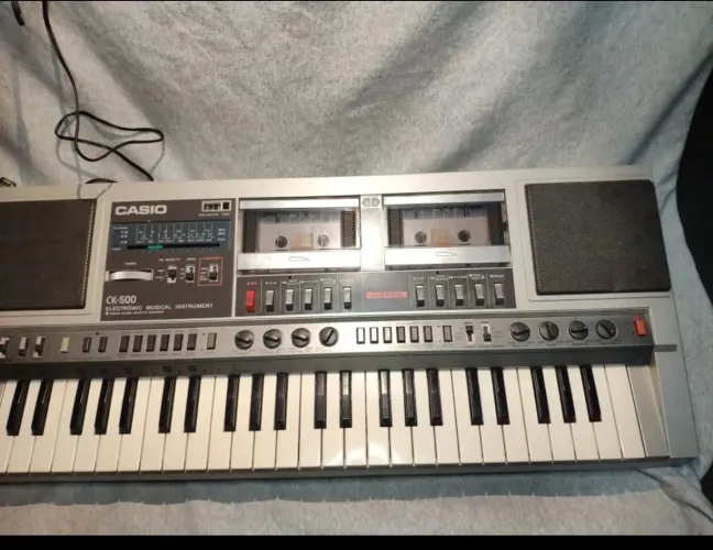 Teclado Casio CK-500 - Vintage com Rádio e Toca-fitas
