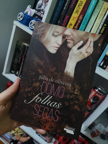 Como Folhas Secas - Júlia de Oliveira