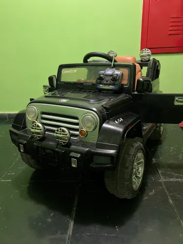 Carrinho elétrico infantil com controle remoto disponível