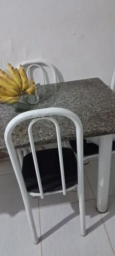 Mesa de mármore com 6 cadeiras 