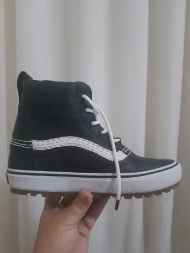 Tênis VANS cano longo de couro. 