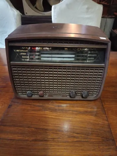 Rádio antigo valvulado 