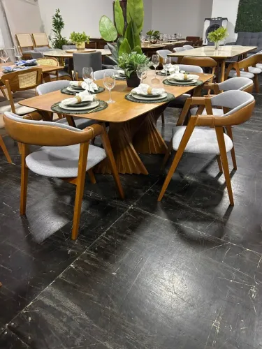 Mesa Montreal tampo orgânico 200x100 base de madeira ripada c/ 6 cadeiras no linho cinza