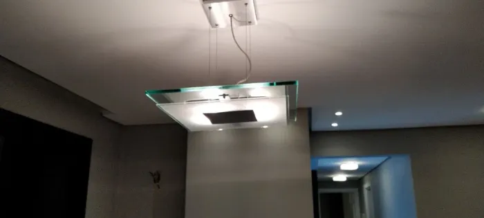 Luminária pendente quadrada em vidro temperado espesso c/ 8 lâmpadas G9 dimerizáveis.