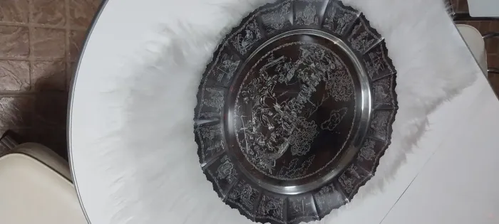 Bandeija em aço inox 43 cm com gravuras da passagem Bíblica uma relíquia raridade