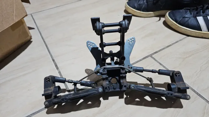 Kyosho Inferno ST truggy parte traseira conforme a foto