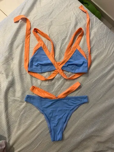 Biquíni azul e laranja