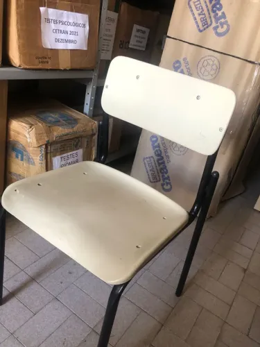 Mesa com cadeira para estudante