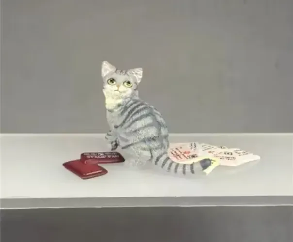 ENFEITE DE MINIATURA DE UM GATO COM ALGUMAS CARTAS - CENÁRIO COLECIONAVEIS BANDAI 2004