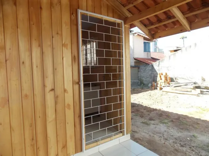 Porta de Aço Reforçada com Grades de Proteção