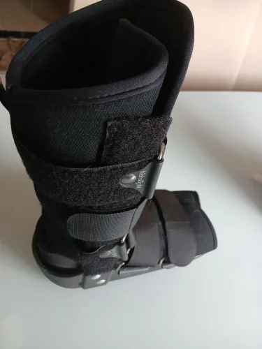 Vendo Bota ortopedica imobilizadora/ tenho 2 P/G valor de cada 