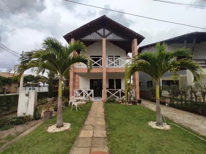 Casa de condomínio para venda possui 220 metros quadrados com 5 quartos em Centro - Banane