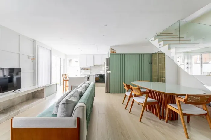 Sobrado à venda com 3 quartos em condomínio no Santa Cândida em Curitiba