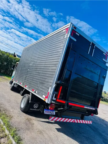 Caminhão com plataforma elevatória 