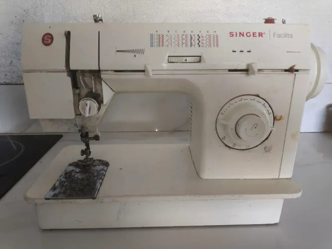 Máquina Singer facilita