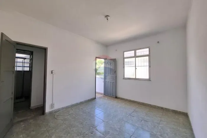 Casa 2º Andar de Fundos, Quarto e Sala, Sol da Manhã, à Venda em Vista Alegre - Rio de Jan