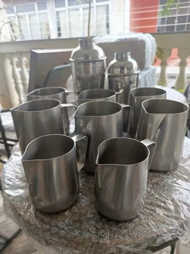 Kit Barista Profissional: 8 Pitchers Inox + 2 Coqueteleiras + 5 Jarras Medidoras